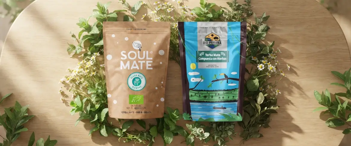 Yerba mate gyógynövényes doypack csomagok borsmentával és gyógynövényekkel, természetes összetételben, fa háttér előtt.