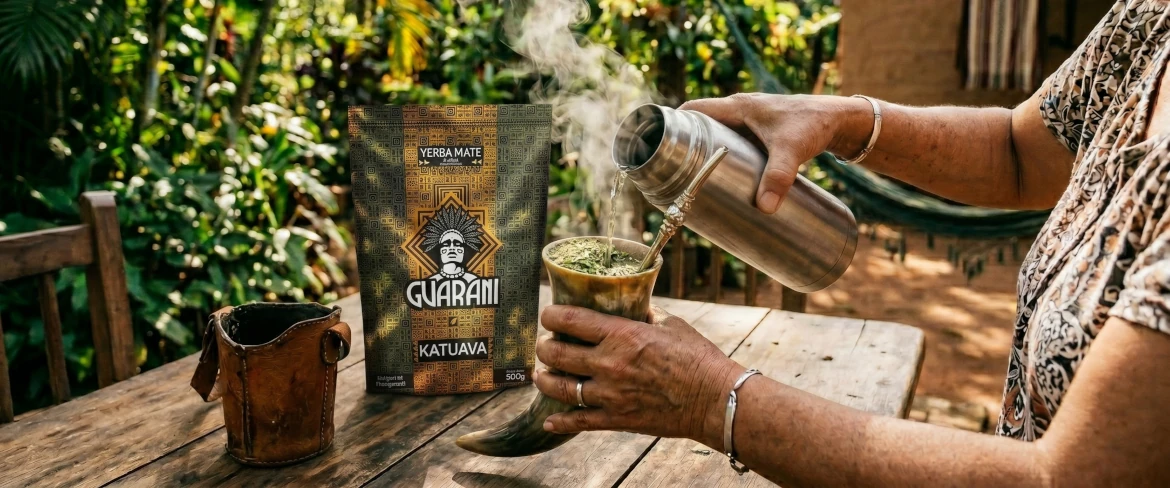 Forrón elkészített paraguayi yerba mate – forró vizet öntünk a paraguayi mate levelekre